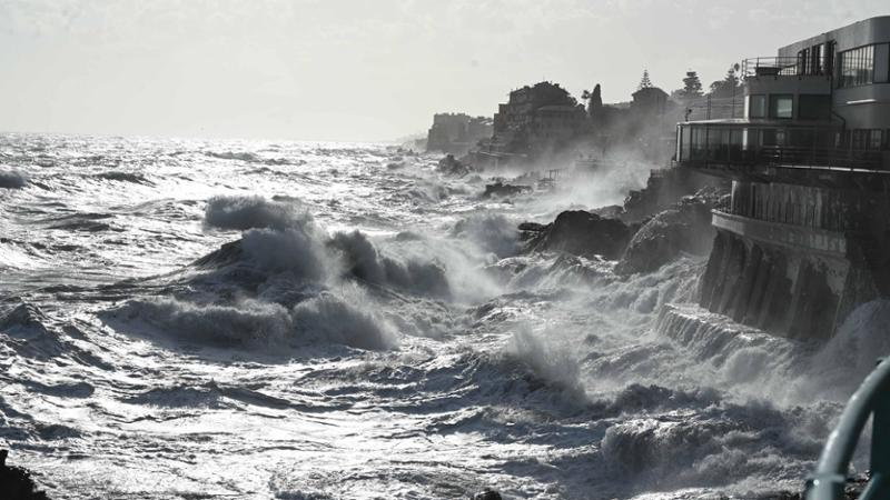 Mareggiata di libeccio su Genova, onde fino a nove metri