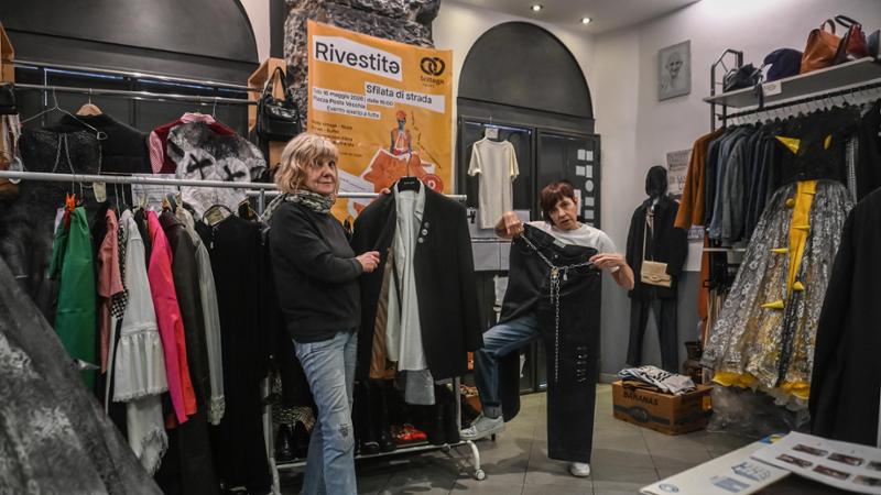 La sfilata che trasforma l’usato in riscatto sociale: moda vintage e inclusiva in Piazza della Posta Vecchia