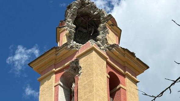 Campanile colpito da fulmine, evacuate le abitazioni e verifiche con i droni