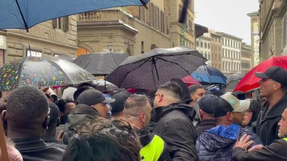 Firenze, ressa e spintoni per i nuovi orologi Swatch | Video