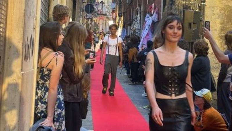 Sfilate di moda vintage a Genova, applausi per le modelle del riciclo