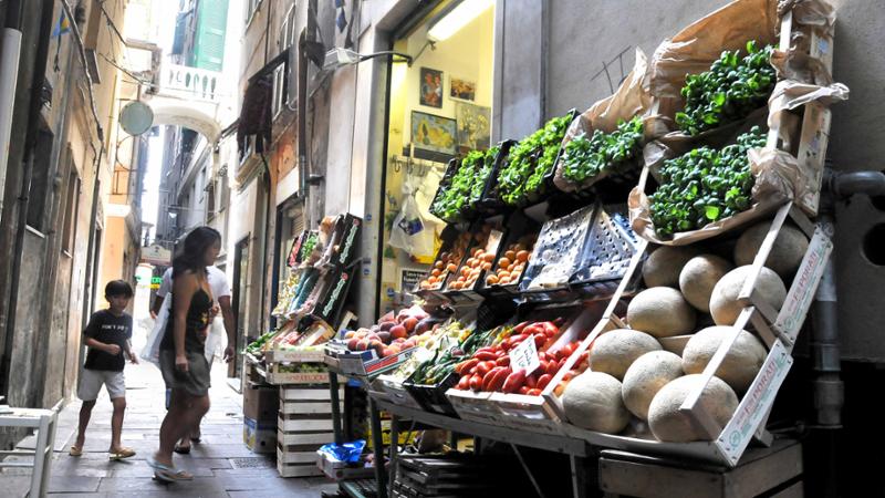 Negozi a Genova, il 40% gestiti da stranieri. “Difendiamo le antiche botteghe”