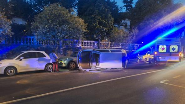 Sanremo con l’auto finisce contro i veicoli parcheggiati. donna di 60 anni all’ospedale