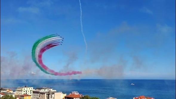 Varazze, bagno di folla per le Frecce Tricolori | Video