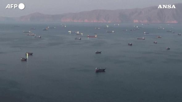 Decine e decine di navi ancorate vicino a Hormuz | Video