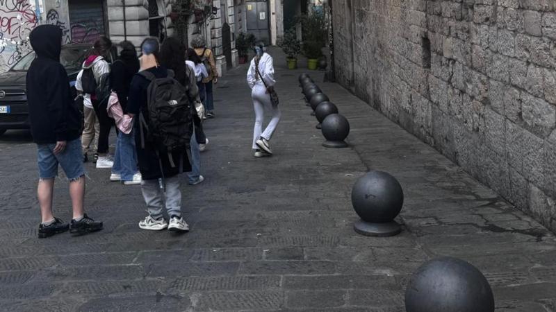 Centro storico, lo slalom della classe tra il sangue. “Spacciano coi coltelli nascosti nei vasi: San Donato è insostenibile”