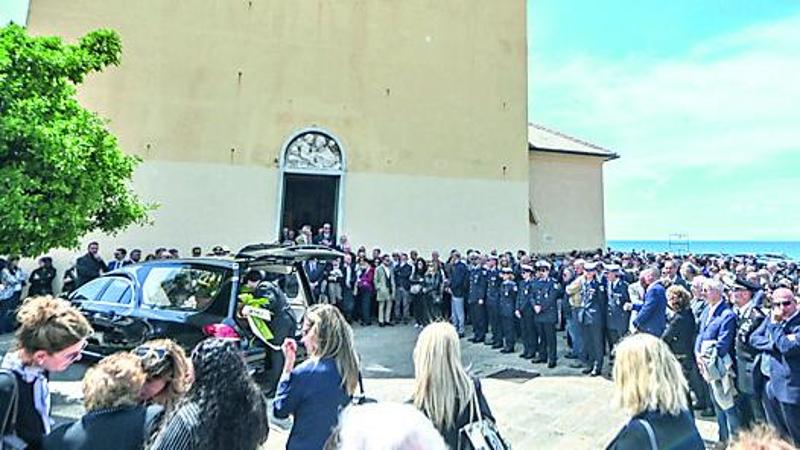 Folla e commozione a Boccadasse per l’ultimo addio al magistrato Giovanni Arena