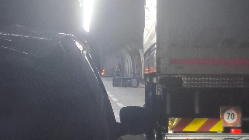 A10, camion sradica luci in galleria. Traffico bloccato tra Genova Pra’ e Aeroporto