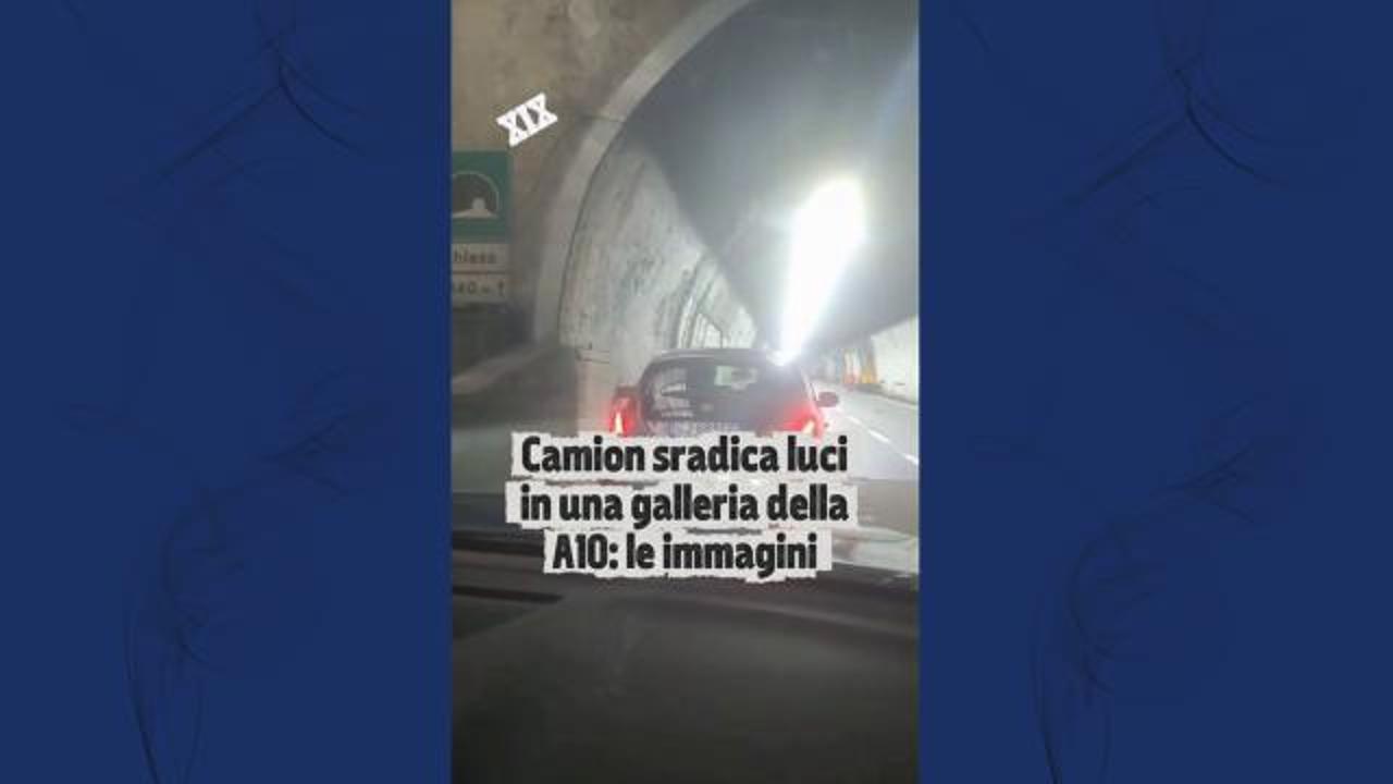 Camion sradica luci in una galleria della A10: le immagini