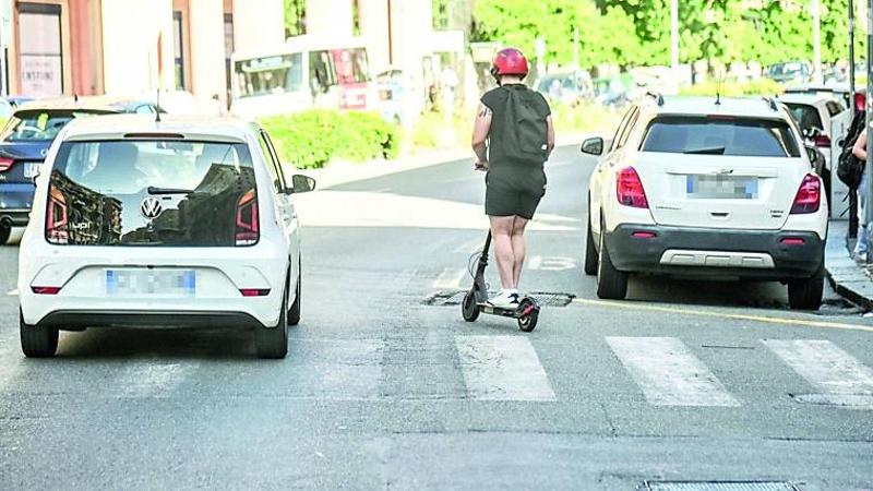 Monopattini in strada senza targa a Genova, scattate le prime multe da 100 euro