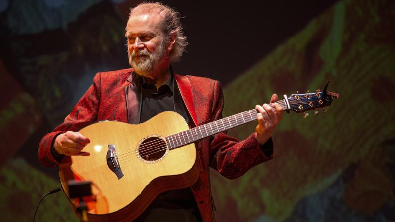 Pubblico dal Nord Europa e America a Genova per la Acoustic Night di Beppe Gambetta: “Porto una jam band di tre giovani virtuosi”