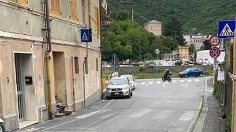 Genova, i genitori della scuola Mazzini: “Strada pericolosa, chiediamo i nonni vigile per la sicurezza dei bimbi”