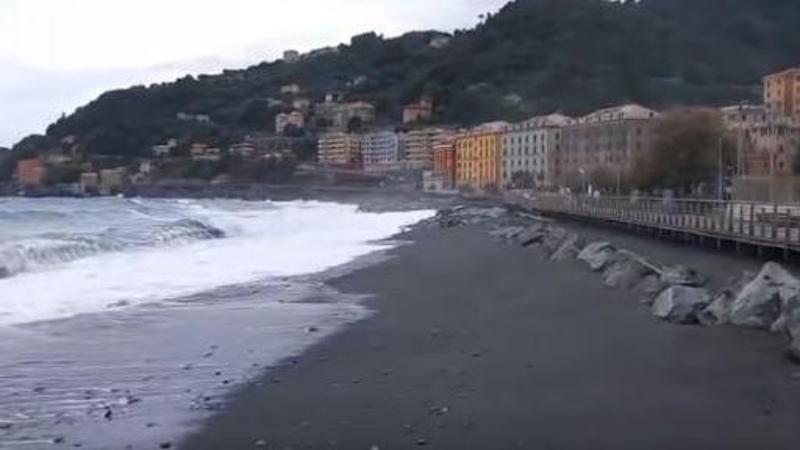 Il mistero della spiaggia nera di Voltri. Sui social esplode il dibattito: “Colpa dell’ex Fonderia Tassara”