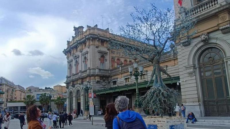 Sculture di bronzo incantano i pendolari a Brignole, solo un assaggio della mostra “Mare Nostrum”