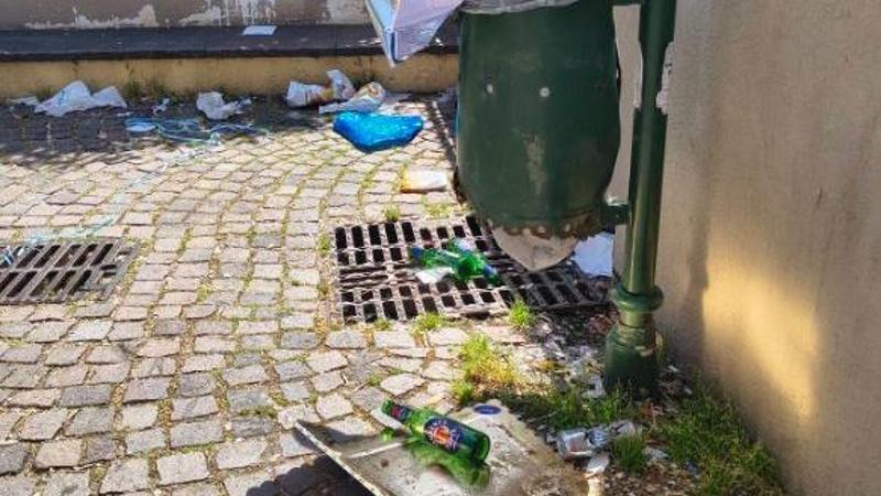 Genova, sporcizia e vetri rotti nell’area giochi di piazza Remondini. Famiglie esasperate: “Aspettiamo che qualche bimbo perda un occhio?”