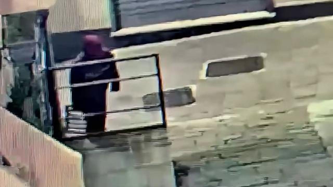 Il video della spaccata con il tombino in via Luccoli a Genova