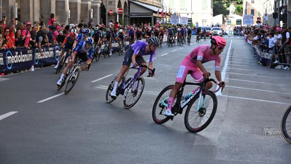 Giro d’Italia, vetrina rosa per tutto il Tigullio: “A Chiavari un’organizzazione perfetta” | Fotogallery