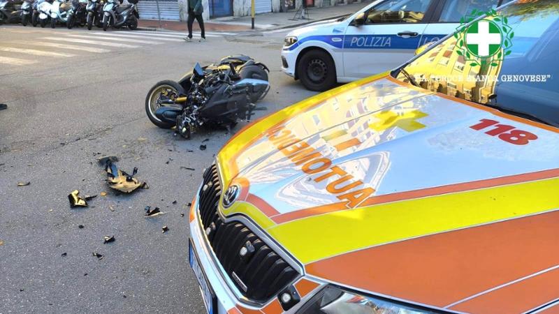 Genova, scontro tra un furgone e uno scooter alla Foce: un ferito in gravi condizioni