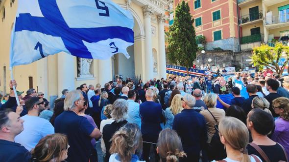 Addio a Fichera, il saluto con cori e bandiere a Recco