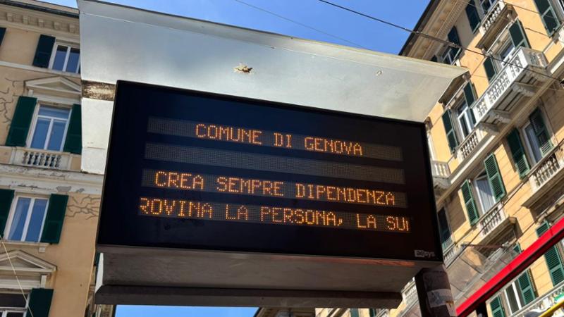 “Il Comune di Genova crea sempre dipendenza”, il pannello elettronico che fa sorridere (e riflettere)