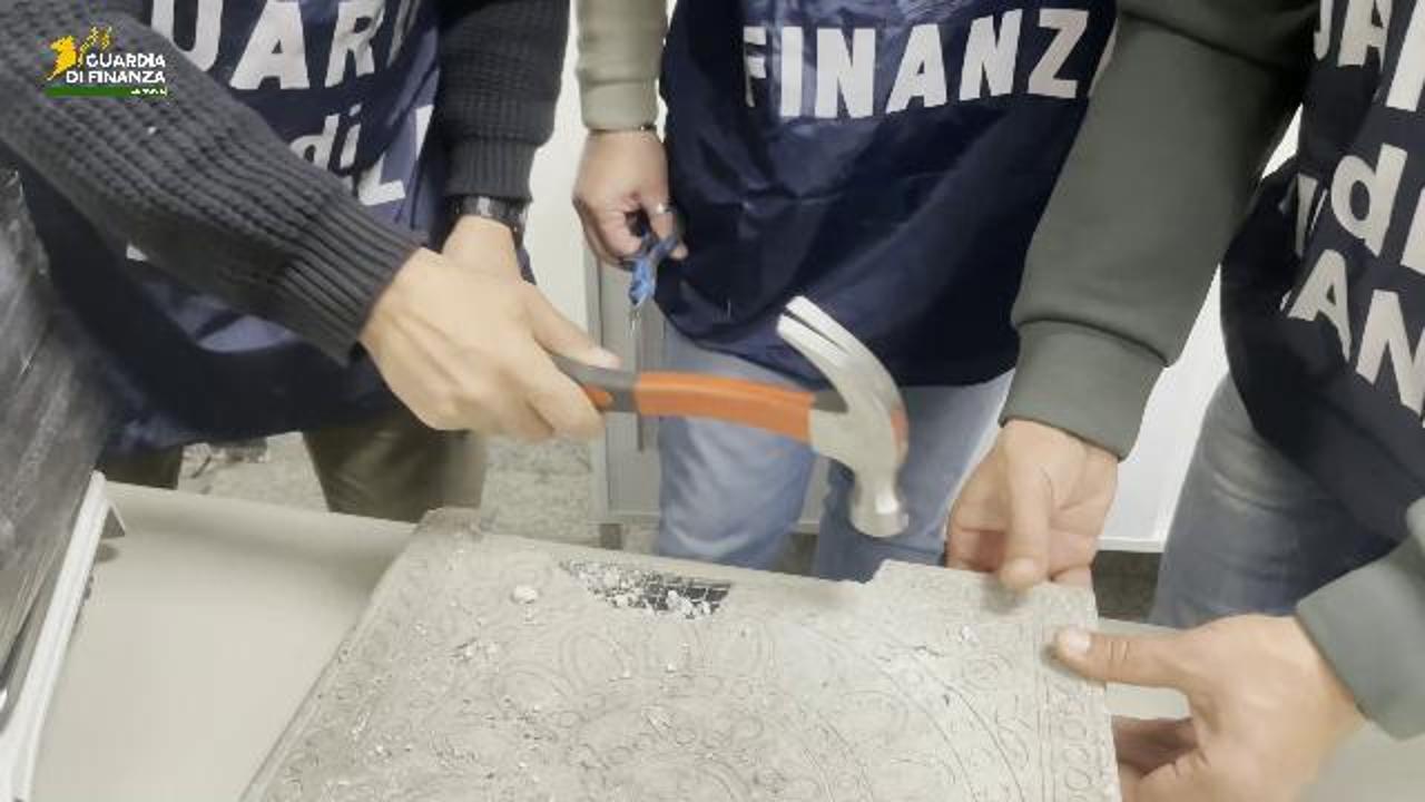 Genova, cocaina nascosta nelle mattonelle. La scoperta dei finanzieri