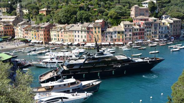 Approdi a Portofino, cambia tutto: “Sì ai maxi yacht fino a 65 metri”