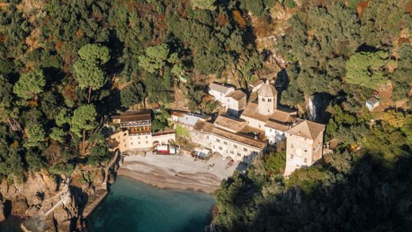 San Fruttuoso, ordinanza per demolire l’edificio Fai dietro all’abbazia
