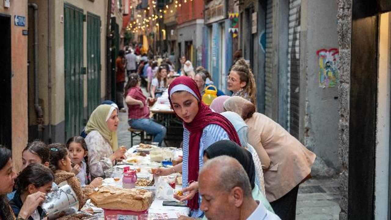 Cena condivisa a Genova, le immagini della tavolata record che da piazza Campetto arriva in via Prè