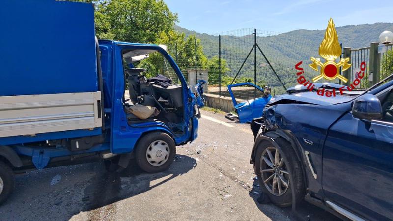 Automobile e furgone si scontrano sulla strada che porta a Sant’Alberto, due feriti gravi al San Martino