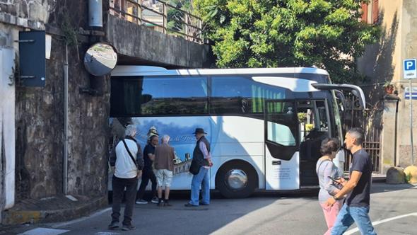 Rapallo, pullman incastrato sotto la ferrovia, tragitto spostato per la pedalata dei bambini