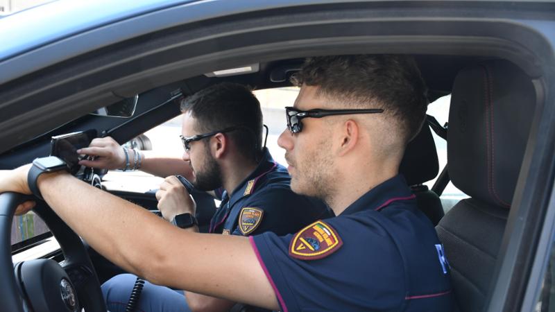 Tre auto saccheggiate in via Zara, ladro fermato dalla polizia