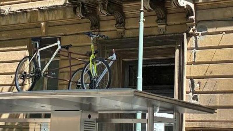 Genova, mistero alla Foce: sulla pensilina del bus… spunta una bici