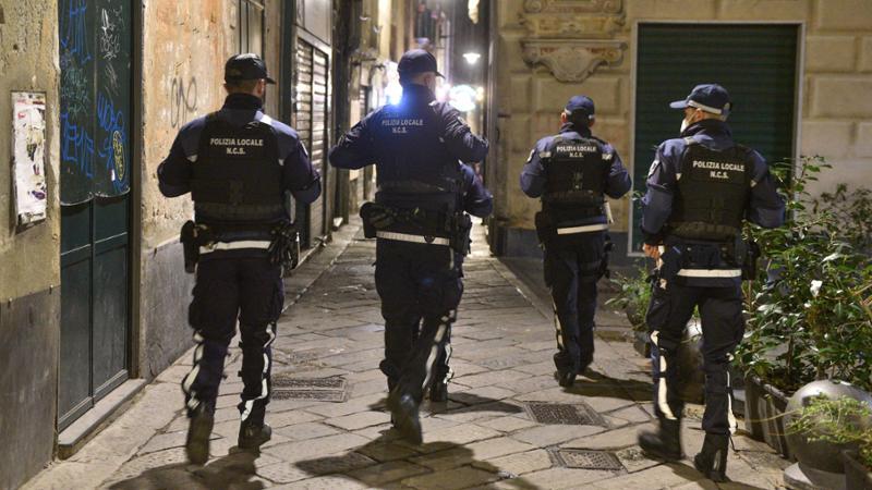 Strappano la collanina a un turista in via del Campo, arrestati grazie alle telecamere