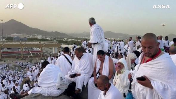 In Arabia Saudita 1,5 milioni di pellegrini hanno iniziato i rituali dell'Haji | Video