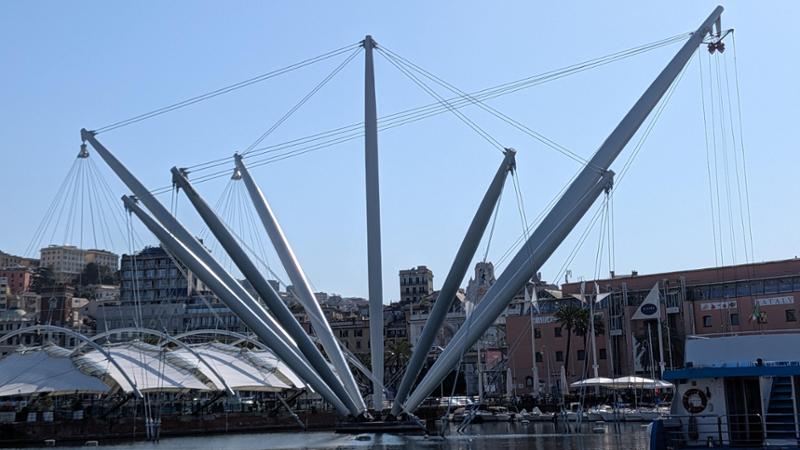 Bigo a Genova, terminati i lavori di pulitura e riverniciatura