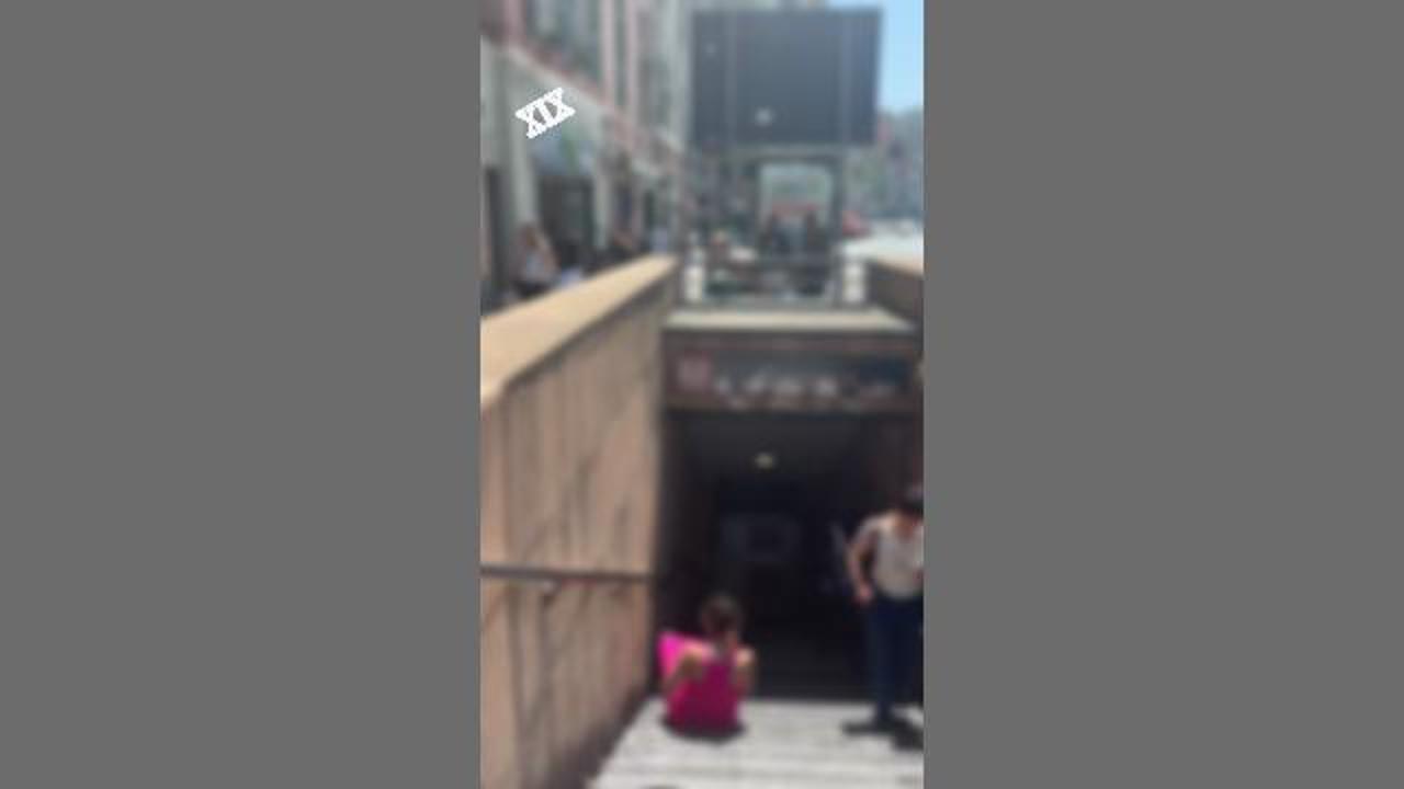 Crack sulle scale della fermata metro Darsena, in pieno giorno davanti a studenti e turisti