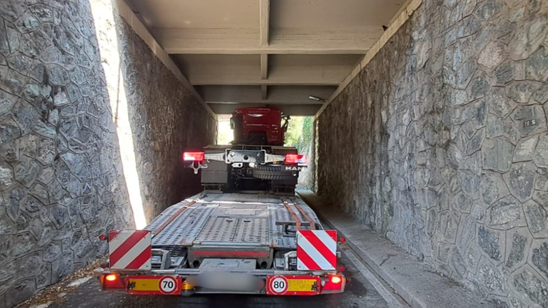 Camion sbaglia strada e si incastra nel sottopasso dell’autostrada: disagi sulle alture di Pra’