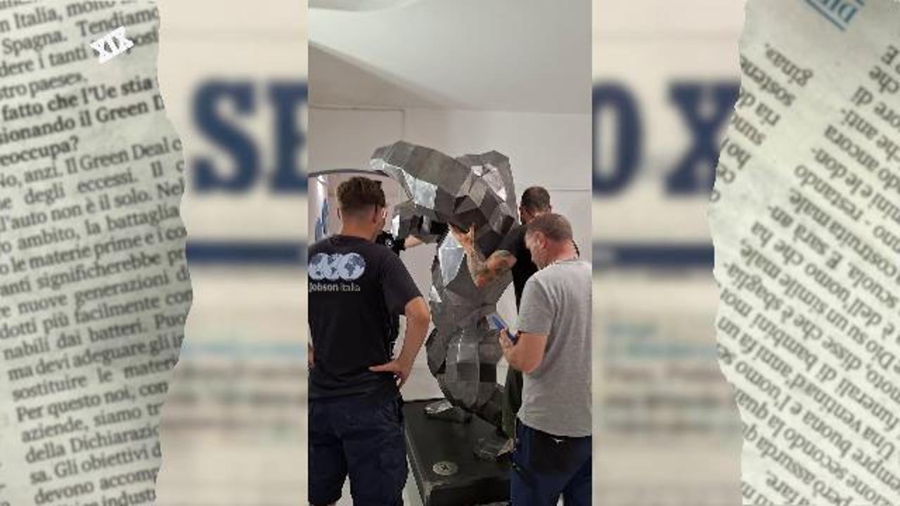 Poly Kong, nei vicoli di Genova sbarca un King Kong d'acciaio