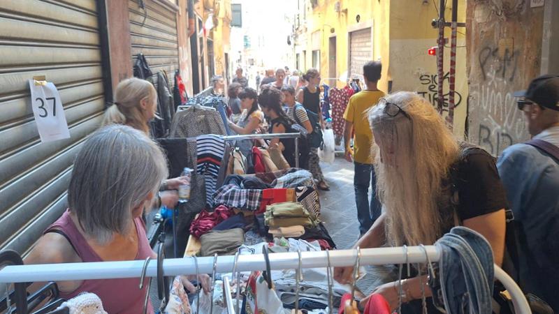 Repessin alla Maddalena, il mercatino in festa con gormiti e vestiti usati