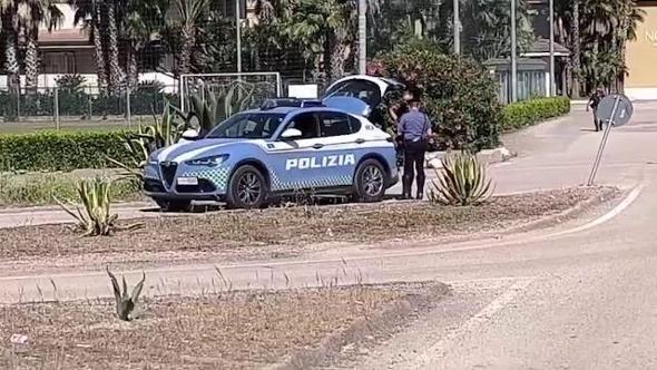 Auto scappa dal posto di blocco e si schianta, muore un 16enne