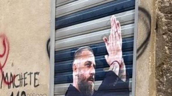 Genoa, nei vicoli compare… De Rossi