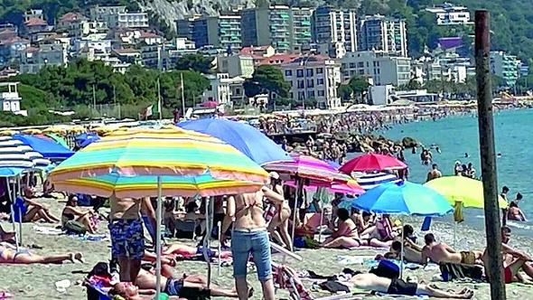 Caos spiagge nel Savonese, i turisti persi fra sassi e accampamenti