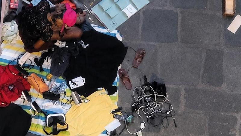 Genova, torna il mercatino notturno abusivo. L’allarme di una foto all’alba in vico del Campo