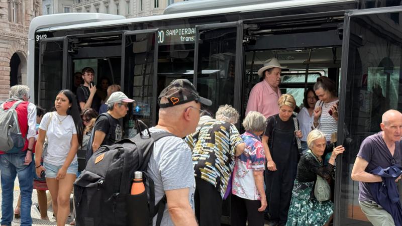 Lunghe attese e autobus strapieni, un lunedì da incubo per spostarsi a Genova