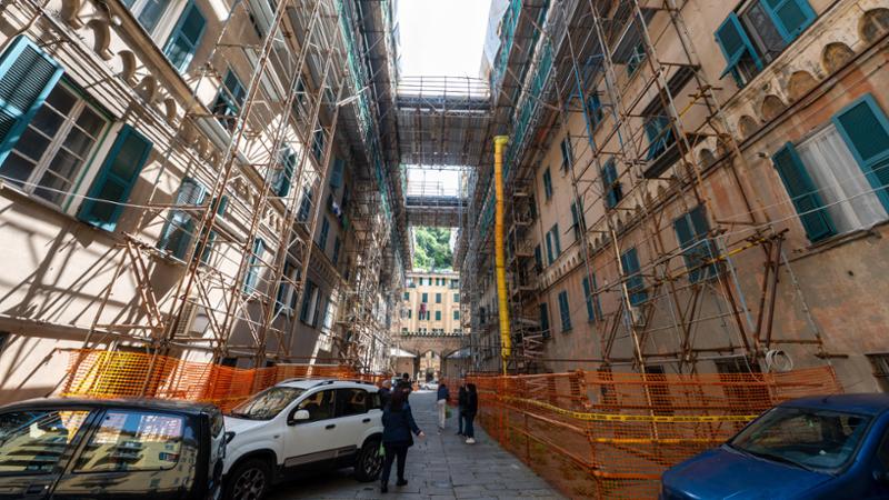 “Noi ostaggi dei ponteggi a Genova, costretti a pagare per avere un po’ di luce”