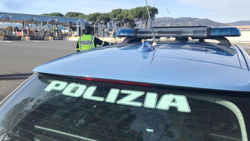 Scappa nella boscaglia dopo l’inversione a U sull’A7, diciottenne arrestato dalla Stradale