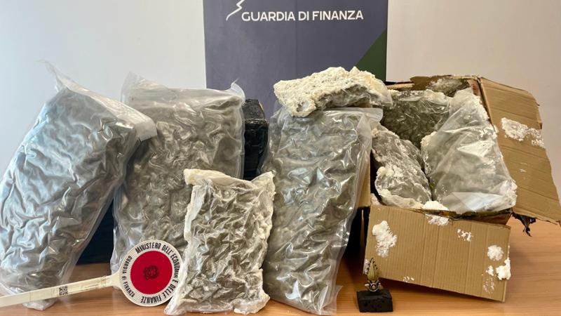 Genova, oltre tre chili di marijuana nascosti tra la schiuma espansa nei pacchi dalla Spagna