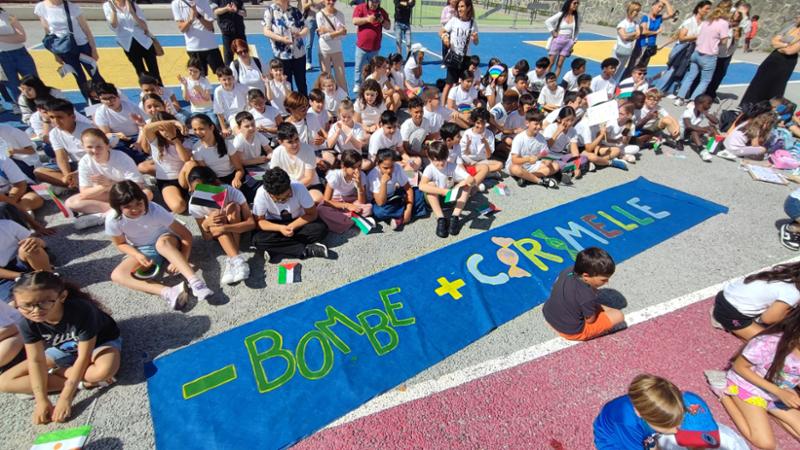 Marcia per la Pace a Genova, 600 bambini sotto il Ponte San Giorgio: “Meno bombe, più caramelle”