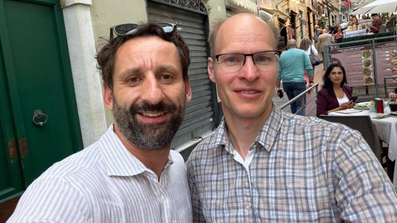 Turista rischia di soffocare durante la cena, avvocato lo salva davanti ai passanti in centro a Genova