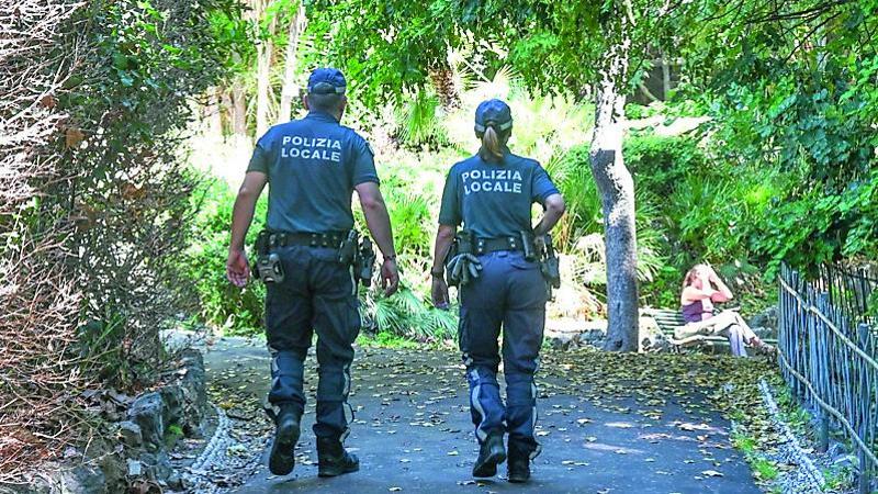 Sicurezza, è scontro in Comune: controlli anti-pusher nei giardini